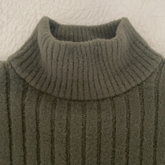 SUPER SOFT Express Sweater Size Small - Picture 1 of 8